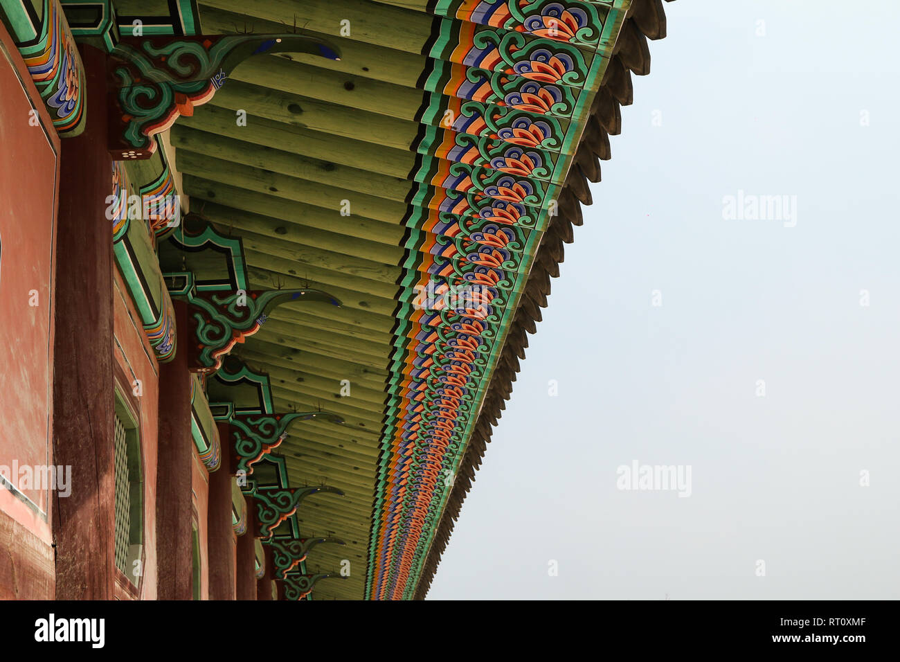 Ein Detail, das Bild von einem traditionellen hölzernen Dach eines koreanischen Palace. Sie können die Ornamente und Verzierungen. Stockfoto
