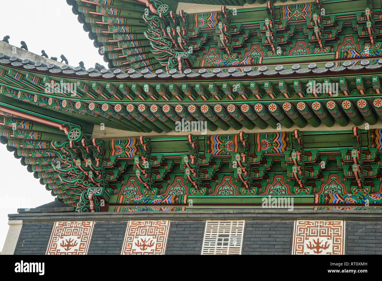 Ein Detail, das Bild von einem traditionellen hölzernen Dach eines koreanischen Palace. Sie können die Ornamente und Verzierungen. Stockfoto