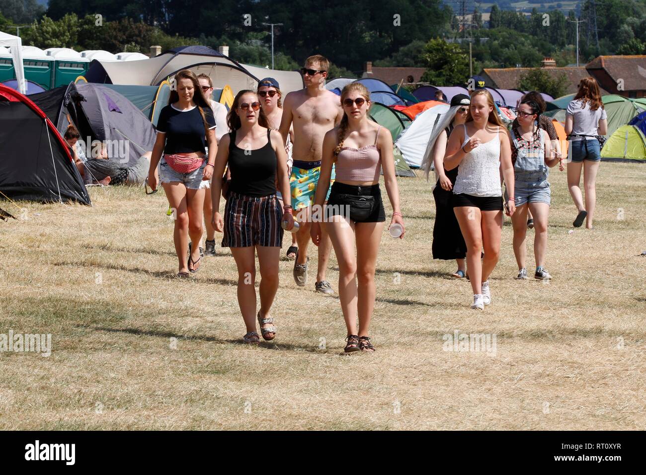 Zu Fuß durch den Campingplatz an der Scheune auf dem Bauernhof Festival, über die Farm, in der Nähe von Gloucester, dieses Wochenende. 7. Juli 2018 Bild von Andrew Higgins Stockfoto