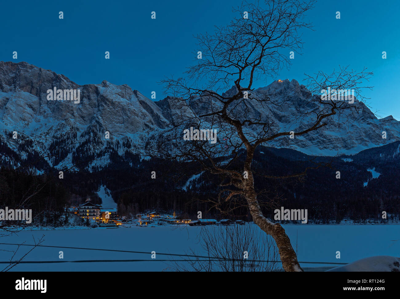 Gefroren Eibsee unter Zugspitze an einem Winterabend Stockfoto