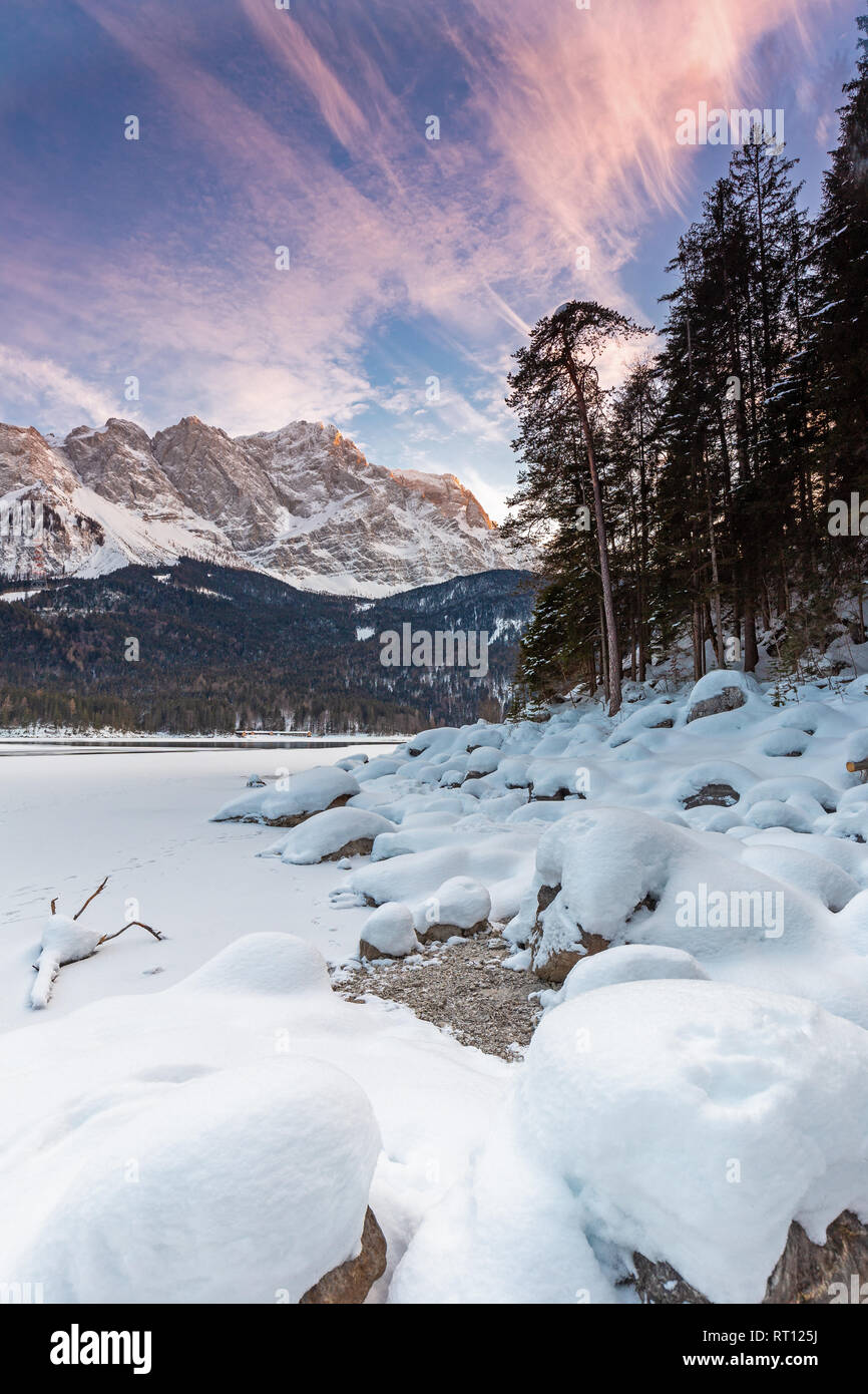 Gefroren Eibsee unter Zugspitze im Winter Stockfoto