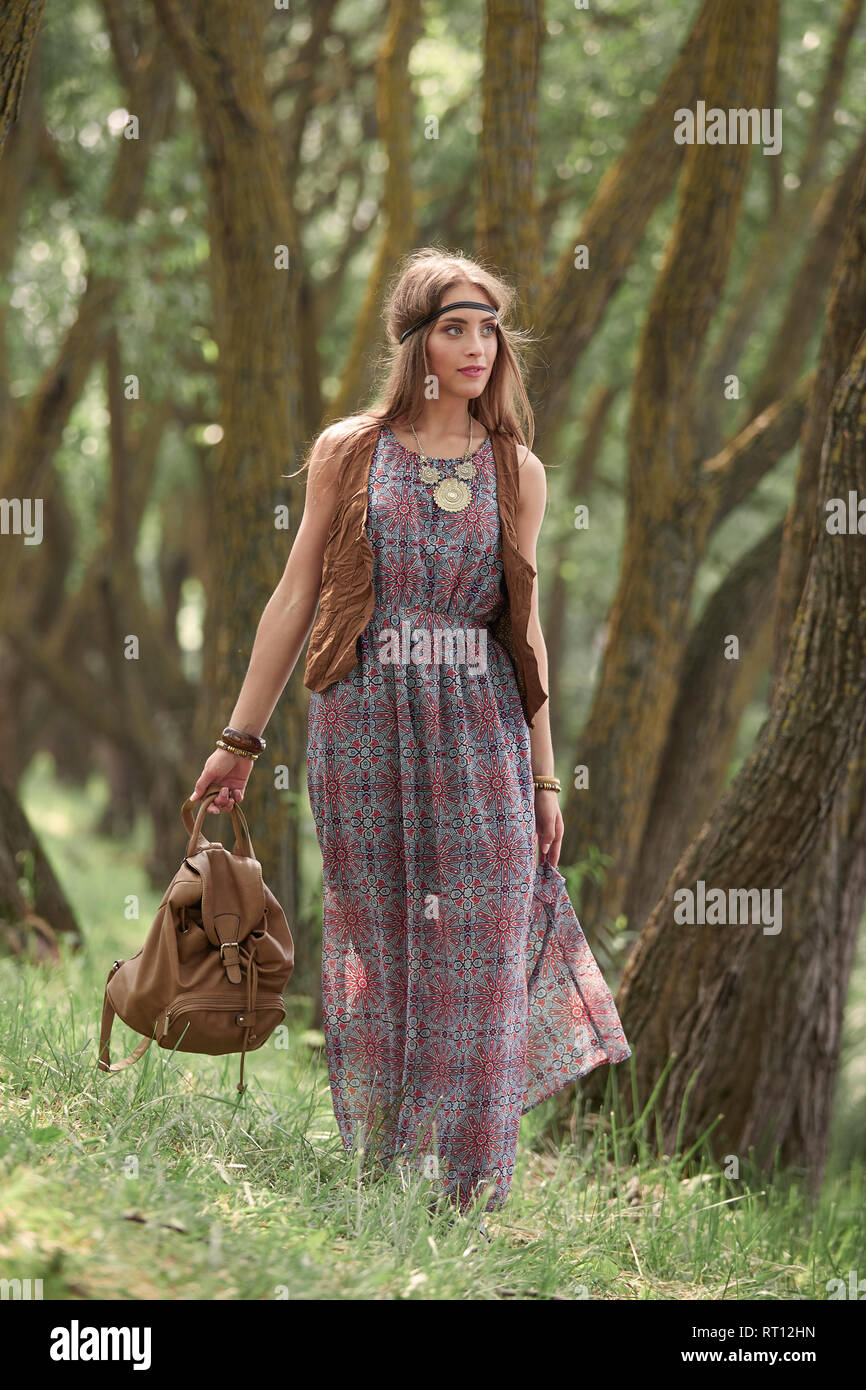Attraktive Junge Hippie Frau Fuß unter den Bäumen im Wald Stockfoto