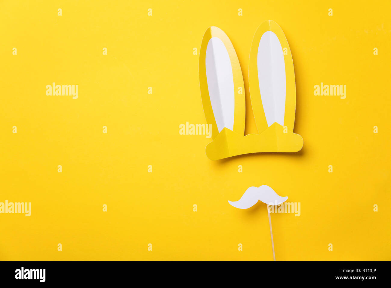 Yellow easter bunny Ohren mit weißen Schnurrbart. Saisonale flach legen Hintergrund Stockfoto