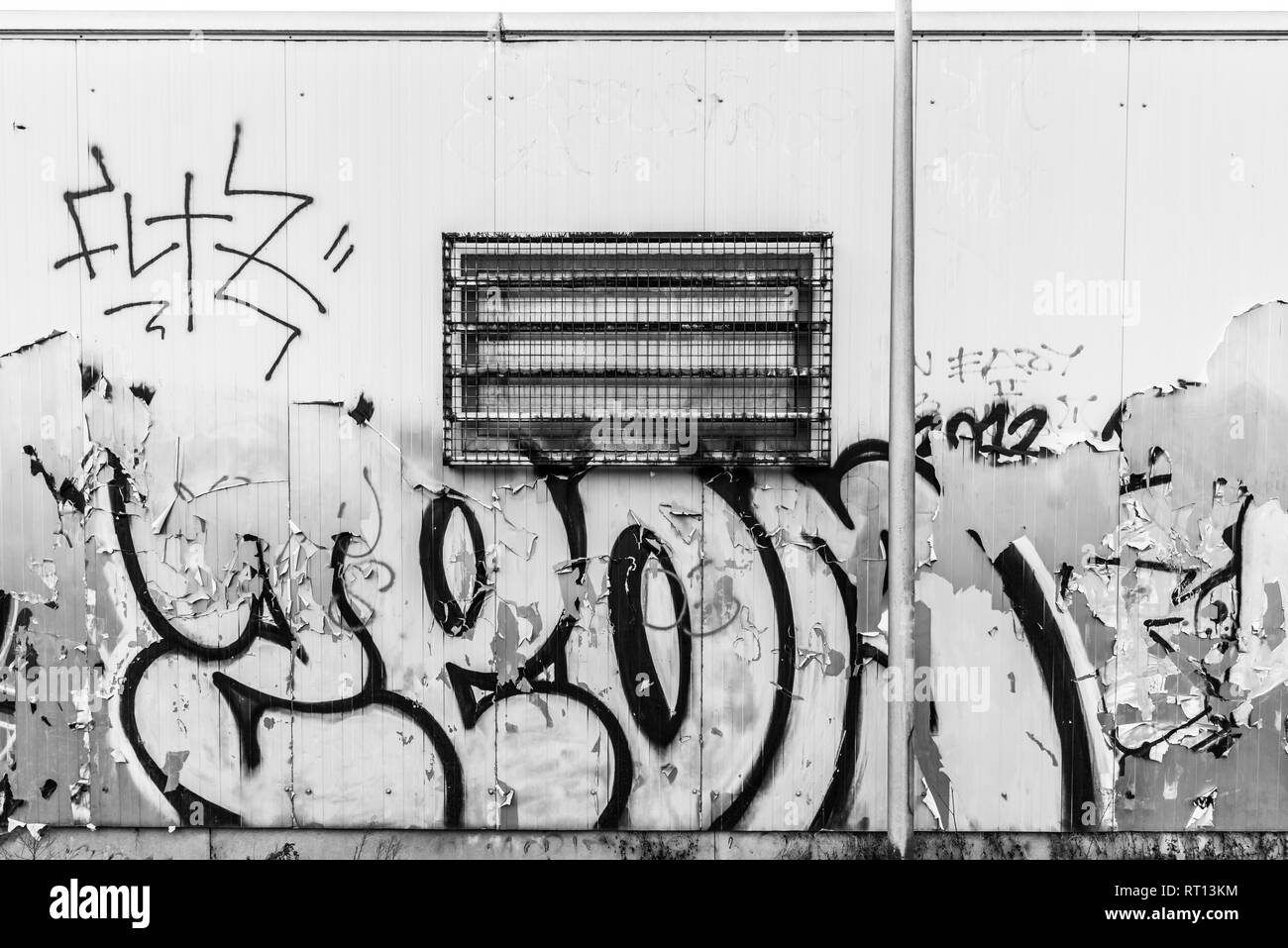 Graffity Betonwand, mit einem kleinen, wired Fenster auf Industrie und Verkehr auf Belgica, Brüssel, Belgien Stockfoto