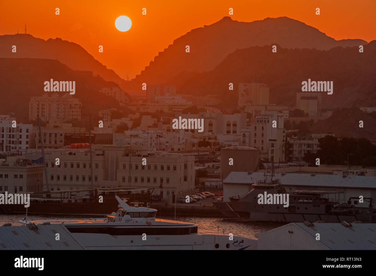 Oman Muscat Sonnenuntergang über der Stadt Hügel Stockfoto