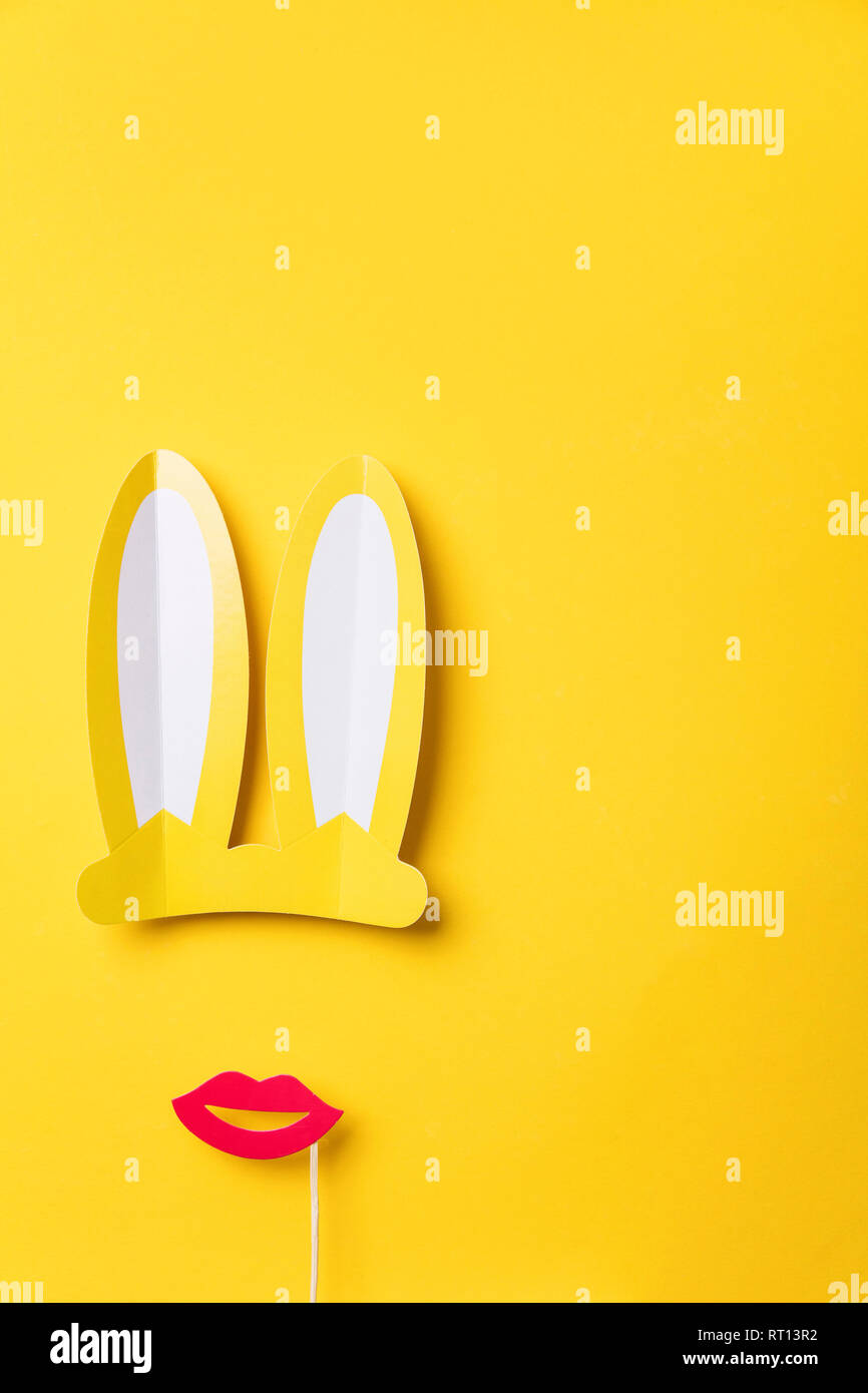 Osterhasen Ohren und rote Lippen auf Gelb. Minimale flach Design Stockfoto