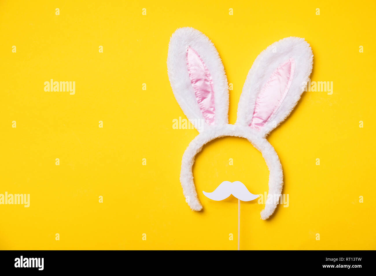 Osterhasen Ohren mit weißen Schnurrbart. Saisonale flach legen Hintergrund Stockfoto