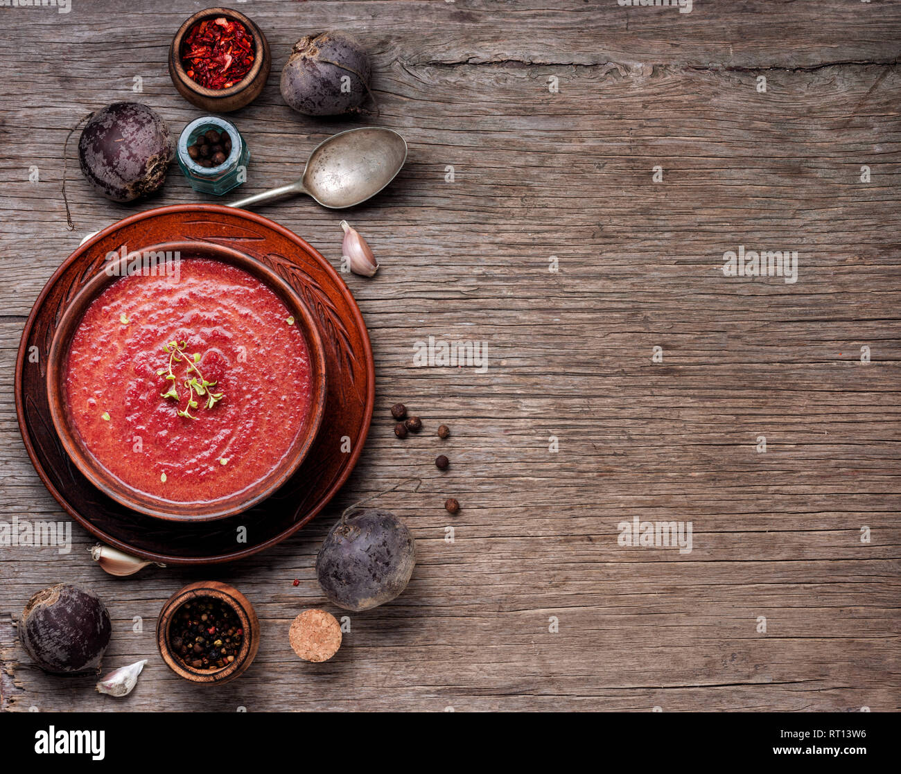 Kalten Sommer rote Rüben Suppe auf Holztisch. rustikalen Stil Stockfoto