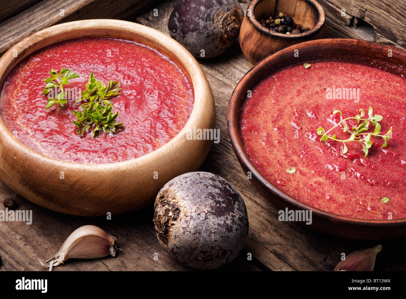 Kalten Sommer rote Rüben Suppe auf Holztisch. Vegetarische Kost Stockfoto
