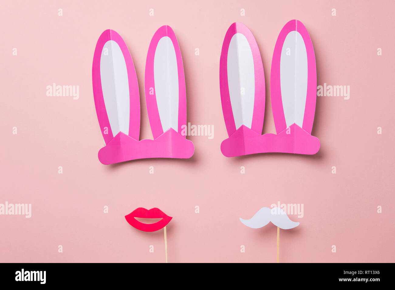 Rosa Osterhasen Ohren und roten Lippen. Minimale flach Design Stockfoto