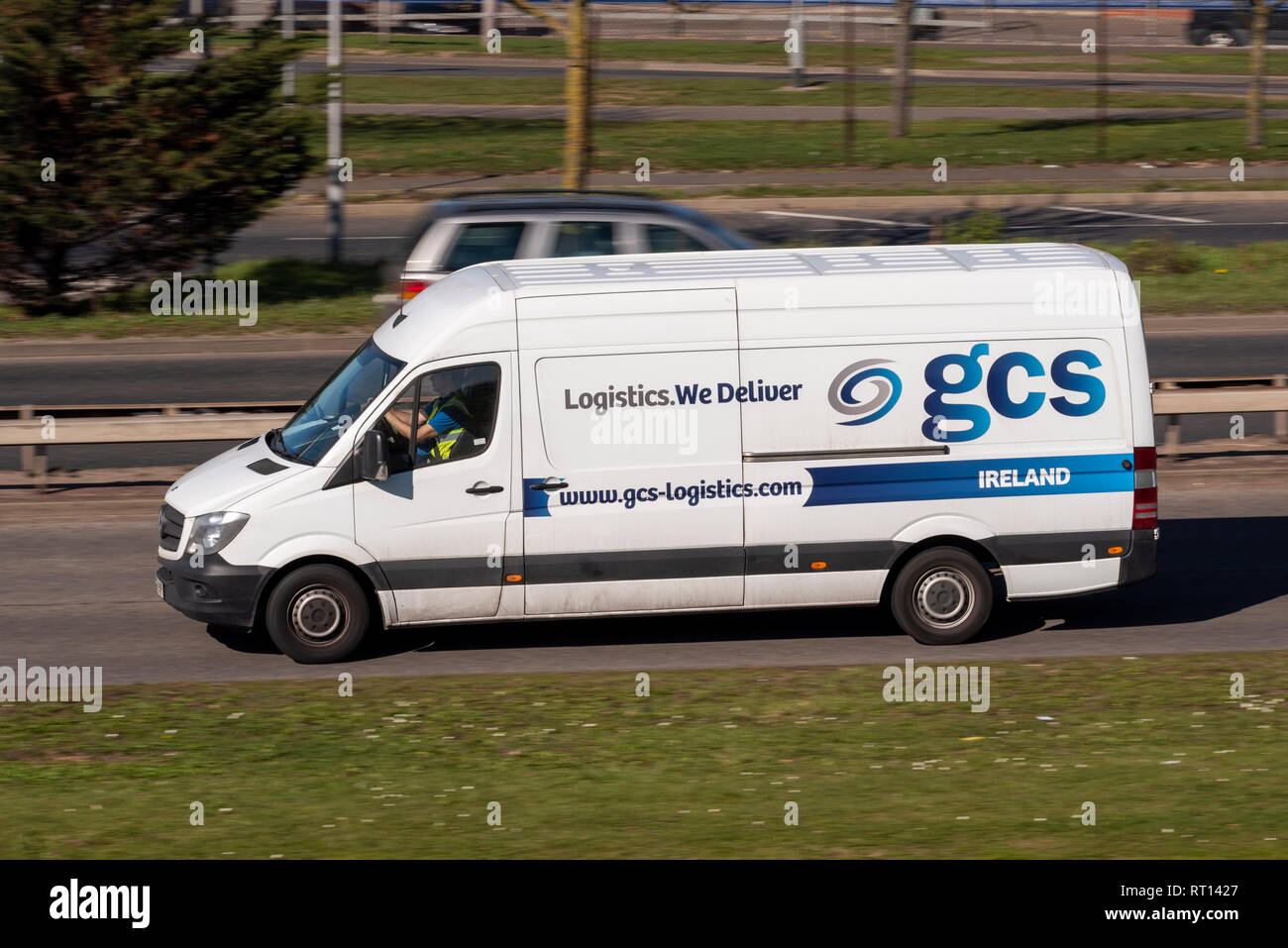 GCS Logistik Lieferwagen fahren auf der Straße. Irland. Global Cargo Services. Global vollständige Lösungen. Internationaler Versand, Transport, Beförderung Stockfoto