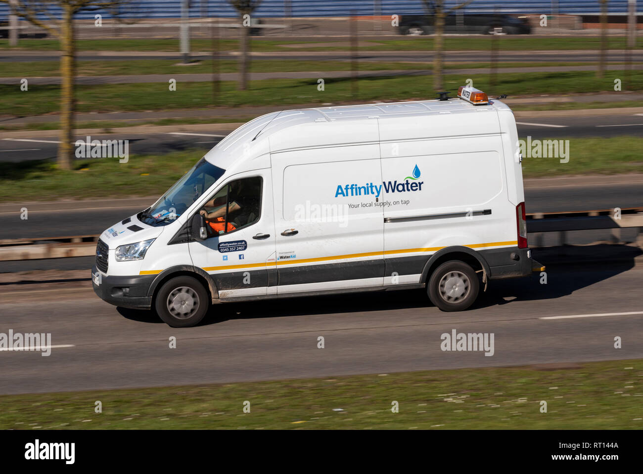 Affinity Water White Van fährt auf der Straße. Geschäftsfahrzeug für die lokale Wasserversorgung Stockfoto