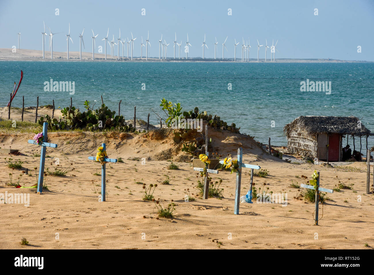 Friedhof am Strand und Wind Farm von Canoa Quebrada in Brasilien Stockfoto