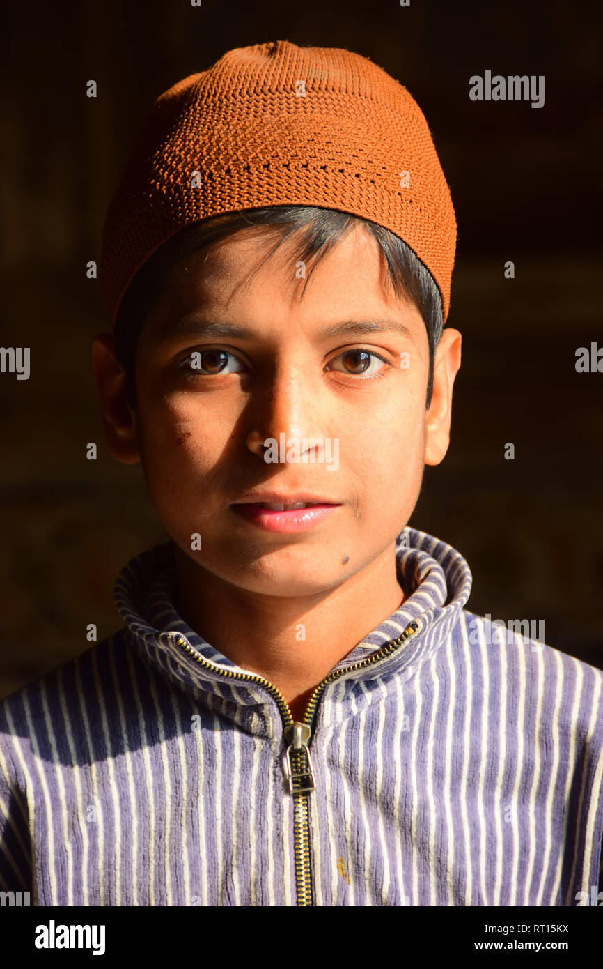 Porträt, hübscher junger indischer Junge mit Hut, ethnischen Shirt, Baby Taj, Mughal Mausoleum, Agra, Indien Stockfoto