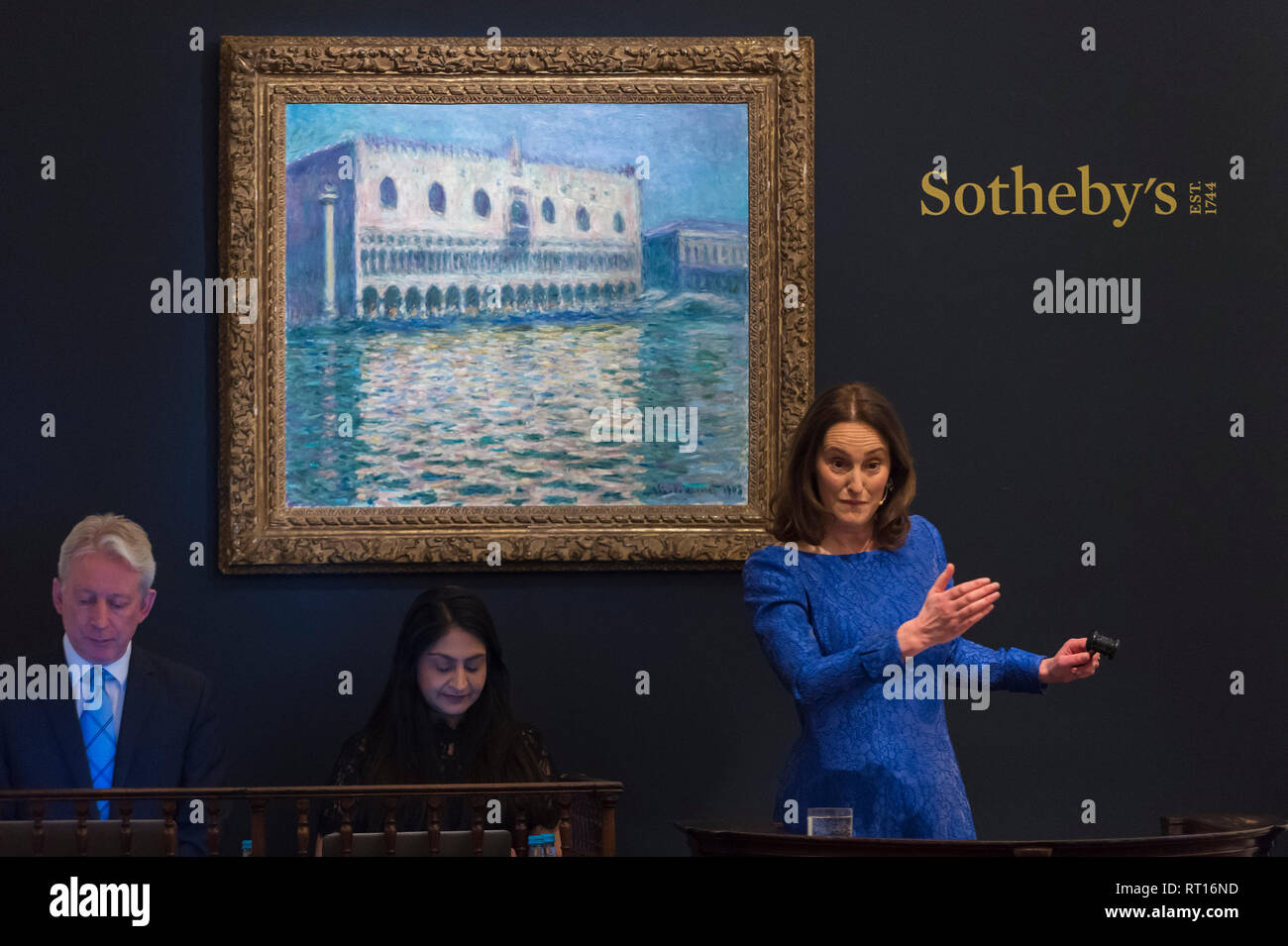 London, Großbritannien. 26. Februar 2019. Versteigerer, Helena Newman, Vorsitzender von Sotheby's europa- und weltweiten Leiter der impressionistischen und modernen Kunst, verwaltet, Angebote für ''Le Palais Ducal'' von Claude Monet, (Est. £ 20.000.000 - 30.000.000), die für einen Hammer Preis von £ 24.000.000 bei Sotheby's Impressionist, Moderne und Surrealistische Kunst Abend Verkauf in der New Bond Street Galerien verkauft. Credit: Stephen Chung/Alamy leben Nachrichten Stockfoto