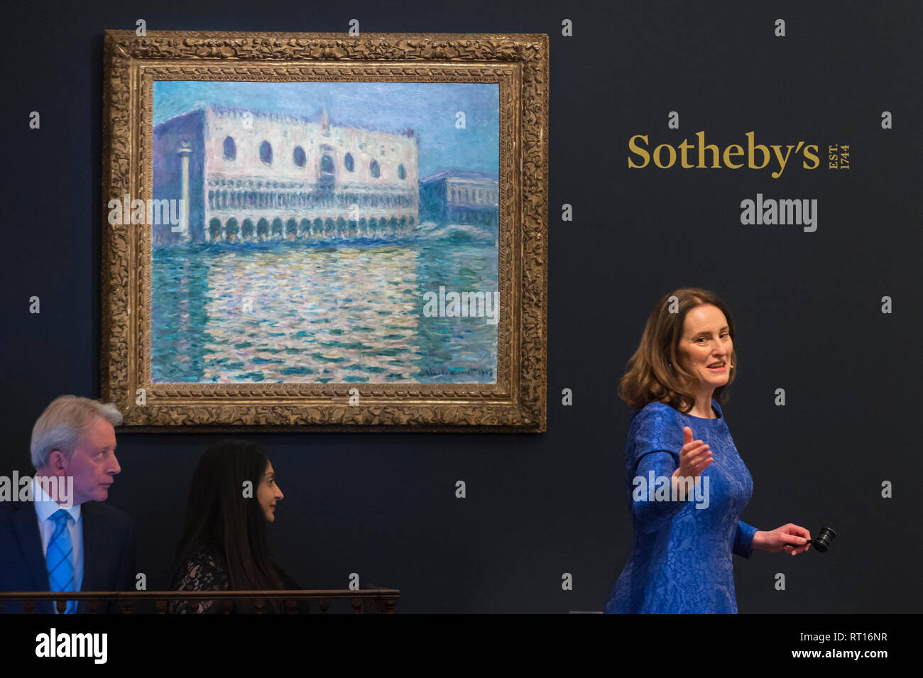 London, Großbritannien. 26. Februar 2019. Versteigerer, Helena Newman, Vorsitzender von Sotheby's europa- und weltweiten Leiter der impressionistischen und modernen Kunst, verwaltet, Angebote für ''Le Palais Ducal'' von Claude Monet, (Est. £ 20.000.000 - 30.000.000), die für einen Hammer Preis von £ 24.000.000 bei Sotheby's Impressionist, Moderne und Surrealistische Kunst Abend Verkauf in der New Bond Street Galerien verkauft. Credit: Stephen Chung/Alamy leben Nachrichten Stockfoto