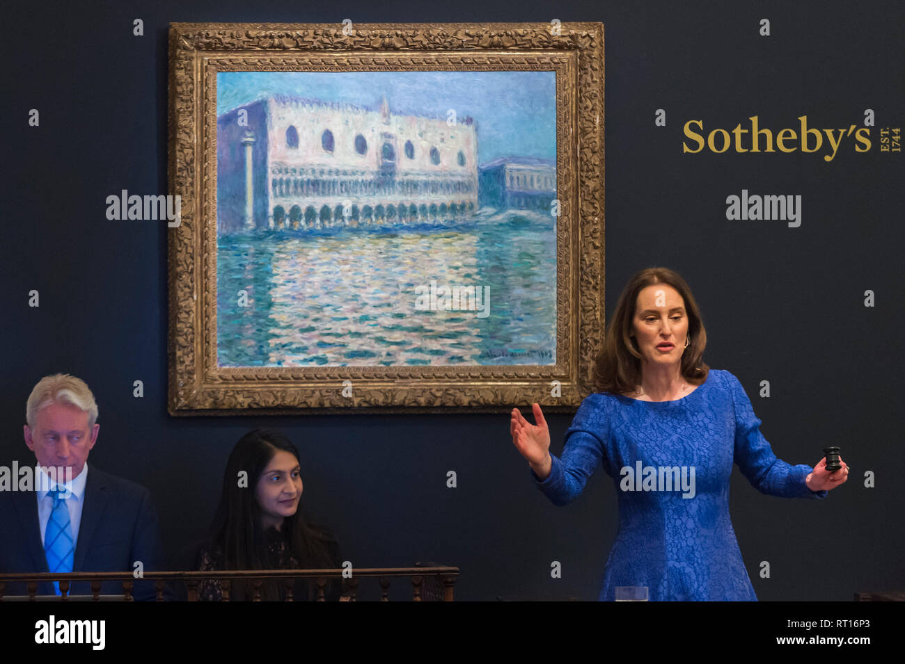 London, Großbritannien. 26. Februar 2019. Versteigerer, Helena Newman, Vorsitzender von Sotheby's europa- und weltweiten Leiter der impressionistischen und modernen Kunst, verwaltet, Angebote für ''Le Palais Ducal'' von Claude Monet, (Est. £ 20.000.000 - 30.000.000), die für einen Hammer Preis von £ 24.000.000 bei Sotheby's Impressionist, Moderne und Surrealistische Kunst Abend Verkauf in der New Bond Street Galerien verkauft. Credit: Stephen Chung/Alamy leben Nachrichten Stockfoto
