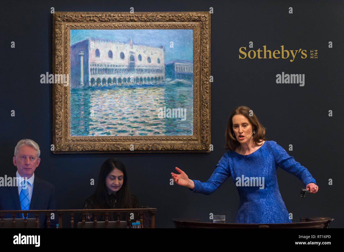 London, Großbritannien. 26. Februar 2019. Versteigerer, Helena Newman, Vorsitzender von Sotheby's europa- und weltweiten Leiter der impressionistischen und modernen Kunst, verwaltet, Angebote für ''Le Palais Ducal'' von Claude Monet, (Est. £ 20.000.000 - 30.000.000), die für einen Hammer Preis von £ 24.000.000 bei Sotheby's Impressionist, Moderne und Surrealistische Kunst Abend Verkauf in der New Bond Street Galerien verkauft. Credit: Stephen Chung/Alamy leben Nachrichten Stockfoto