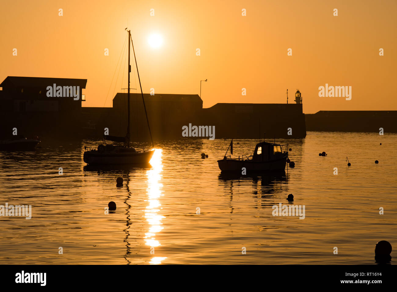 Penzance, Cornwall, UK. 27 Feb, 2019. Die Sonne über Boote im Hafen von Penzance. Foto: Simon Maycock/Alamy leben Nachrichten Stockfoto