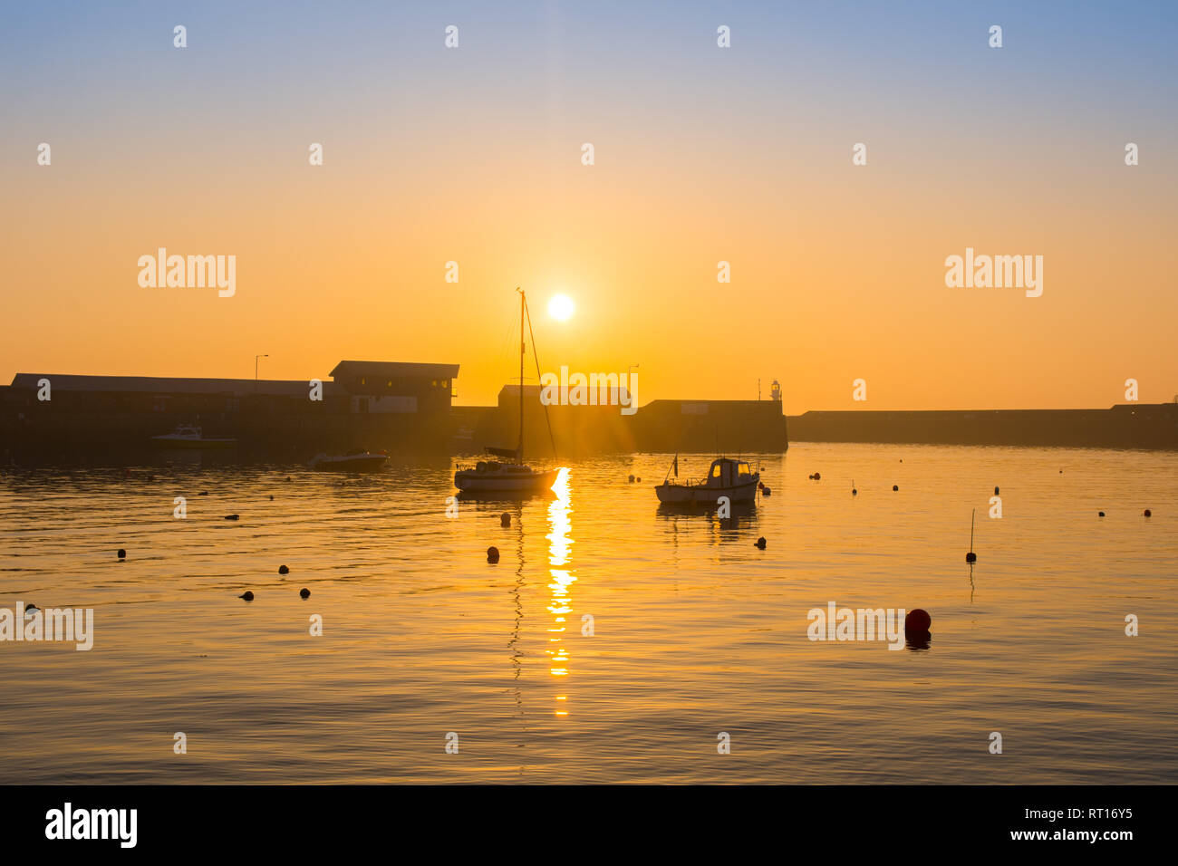 Penzance, Cornwall, UK. 27 Feb, 2019. Die Sonne über Boote im Hafen von Penzance. Foto: Simon Maycock/Alamy leben Nachrichten Stockfoto