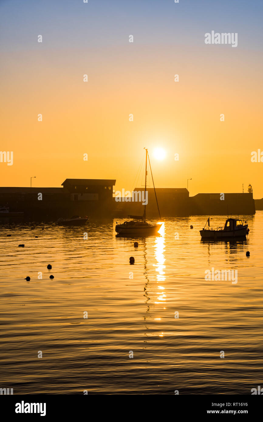 Penzance, Cornwall, UK. 27 Feb, 2019. Die Sonne über Boote im Hafen von Penzance. Foto: Simon Maycock/Alamy leben Nachrichten Stockfoto