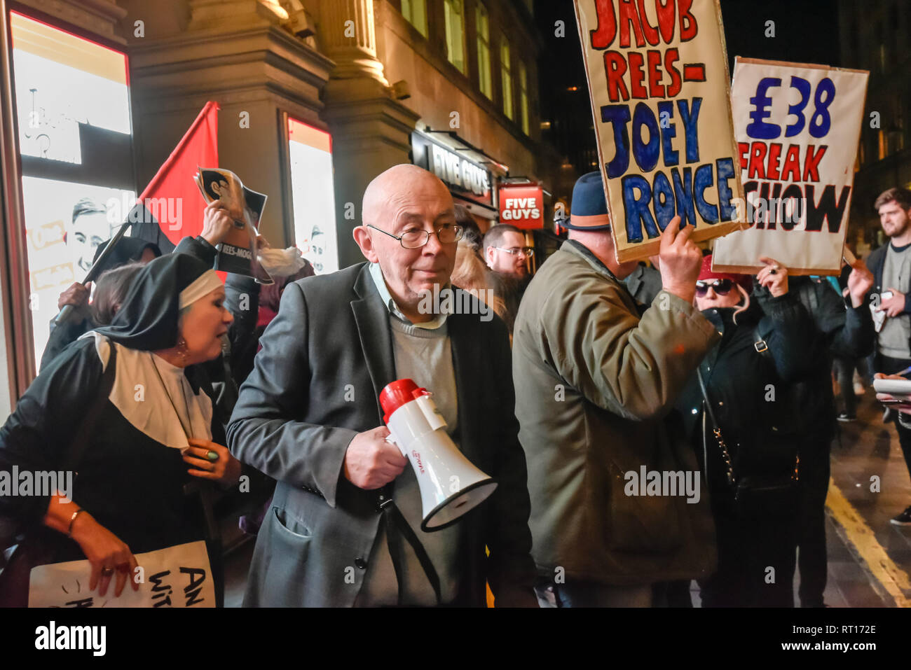 London, Großbritannien. 26. Februar 2019. Klasse Krieg Protest im London Palladium als Fans, die £ 38 für ein Ticket bezahlt hatten, geben sie dem Jakob Rees-Mogg zu hören. Mit Jane Nicholl gekleidet wie eine Nonne und Adam Clifford als Jacob Rees Mogg sie laut gefragt, warum man gekommen war, um ihm die pout homophoben, Transphober, rassistischen, pro-Jagd, Frauenfeind, classist, privilegiert' Unsinn zu hören. Ein paar von denen, die zu der Show kam zu schreien sie, und nach ein paar Minuten Polizei Class War auf der gegenüberliegenden Seite der Straße. Credit: Peter Marschall/Alamy leben Nachrichten Stockfoto