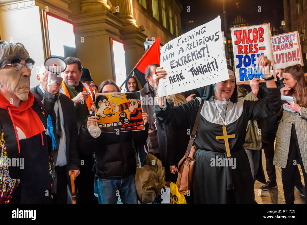 London, Großbritannien. 26. Februar 2019. Klasse Krieg Protest im London Palladium als Fans, die £ 38 für ein Ticket bezahlt hatten, geben sie dem Jakob Rees-Mogg zu hören. Mit Jane Nicholl gekleidet wie eine Nonne und Adam Clifford als Jacob Rees Mogg sie laut gefragt, warum man gekommen war, um ihm die pout homophoben, Transphober, rassistischen, pro-Jagd, Frauenfeind, classist, privilegiert' Unsinn zu hören. Ein paar von denen, die zu der Show kam zu schreien sie, und nach ein paar Minuten Polizei Class War auf der gegenüberliegenden Seite der Straße. Credit: Peter Marschall/Alamy leben Nachrichten Stockfoto