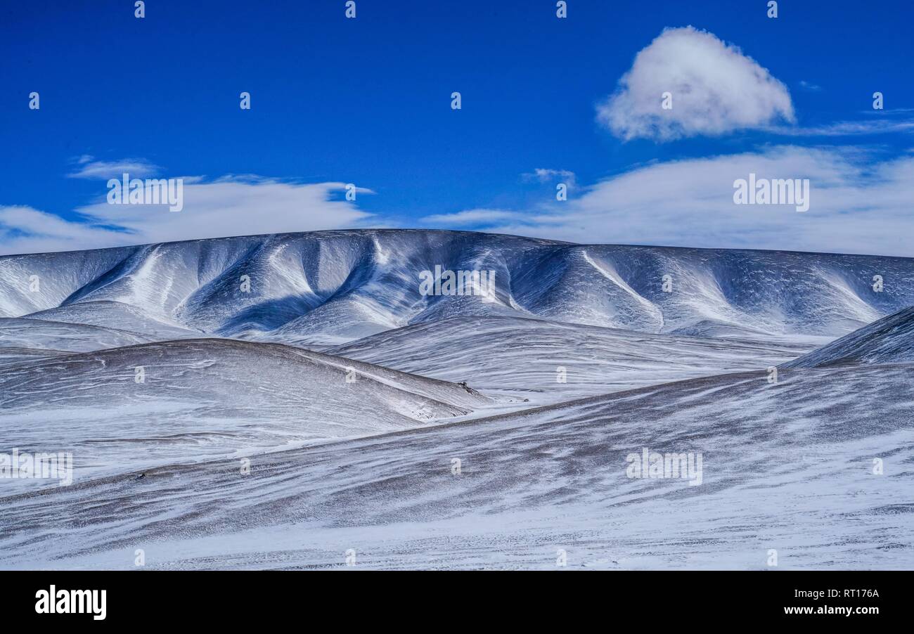 (190227) - LHASA, Februar 27, 2019 (Xinhua) - Foto auf Feb 1, 2019 zeigt die Landschaft des Shuanghu County, im Südwesten Chinas Tibet autonomen Region. Shuanghu County, 5.000 Meter über dem Meeresspiegel im Südwesten Chinas Autonomen Region Tibet befindet, leidet unter starken Winden 200 Tage im Jahr. Mit ganzjährig eine Temperatur von durchschnittlich minus fünf Grad Celsius, Shuanghu ist die Heimat von Dritten größten Gletscher der Welt, der Purog Kangri. Gelegentlich wird die Temperatur fällt auf minus 40 Grad Celsius. Die Grafschaft, die rund 120.000 Quadratkilometer, liegt in der Mitte des Qiangtang Nati Stockfoto