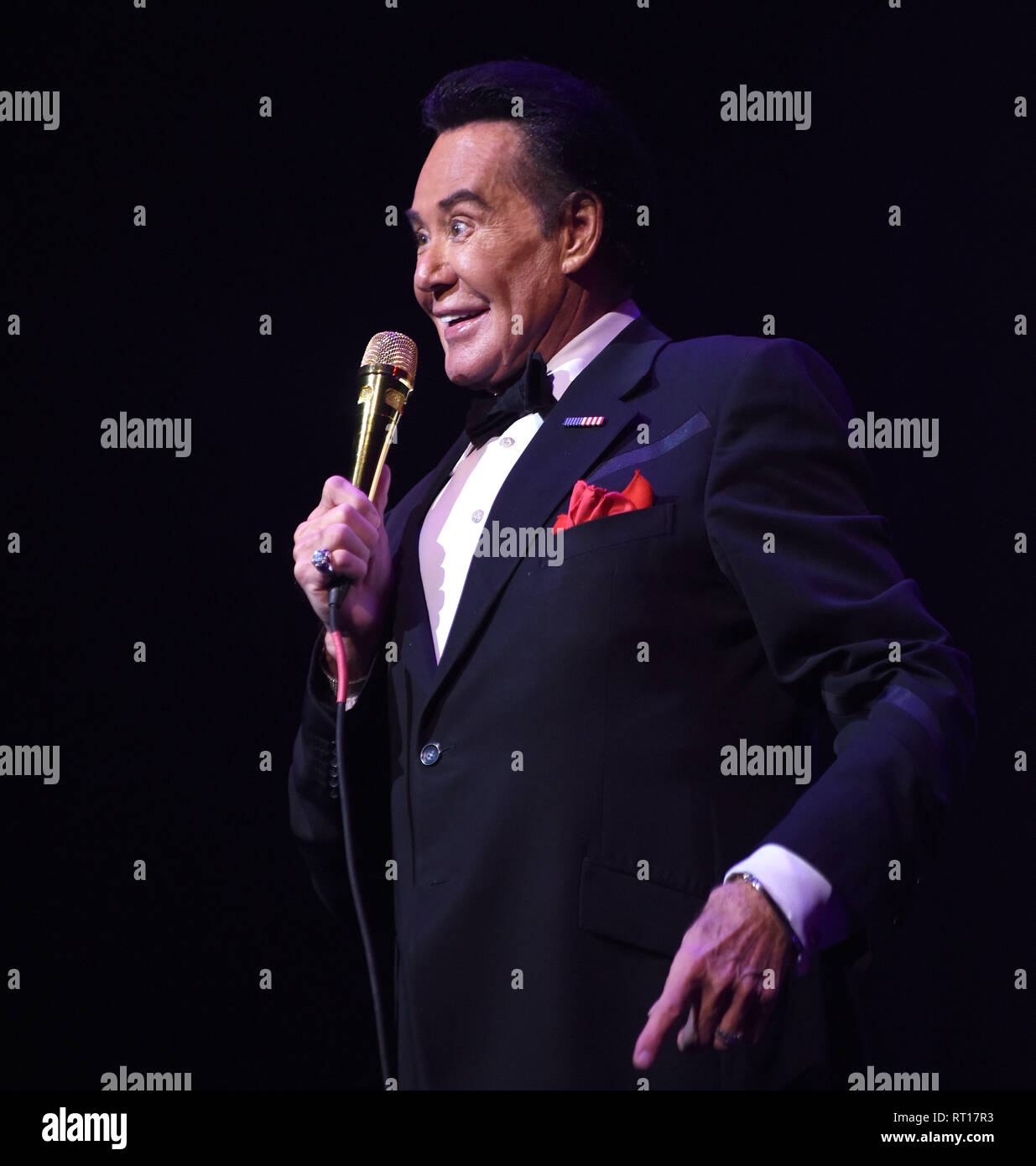 Die Dörfer, Florida, USA. 26. Februar 2019. Sänger und Entertainer Wayne Newton, als 'Mr bekannt. Las Vegas', seine neue Bühnenshow führt", Wayne Newton: Enge und Persönliche' am 26. Februar 2019 an die Regierung Scharon Performing Arts Center in den Dörfern, Florida. Im Januar 2019, Newton, 76, feierte seinen 60. in Las Vegas, Nevada mit einem Engagement im Caesars Palace. (Paul Hennessy/Alamy) Credit: Paul Hennessy/Alamy leben Nachrichten Stockfoto