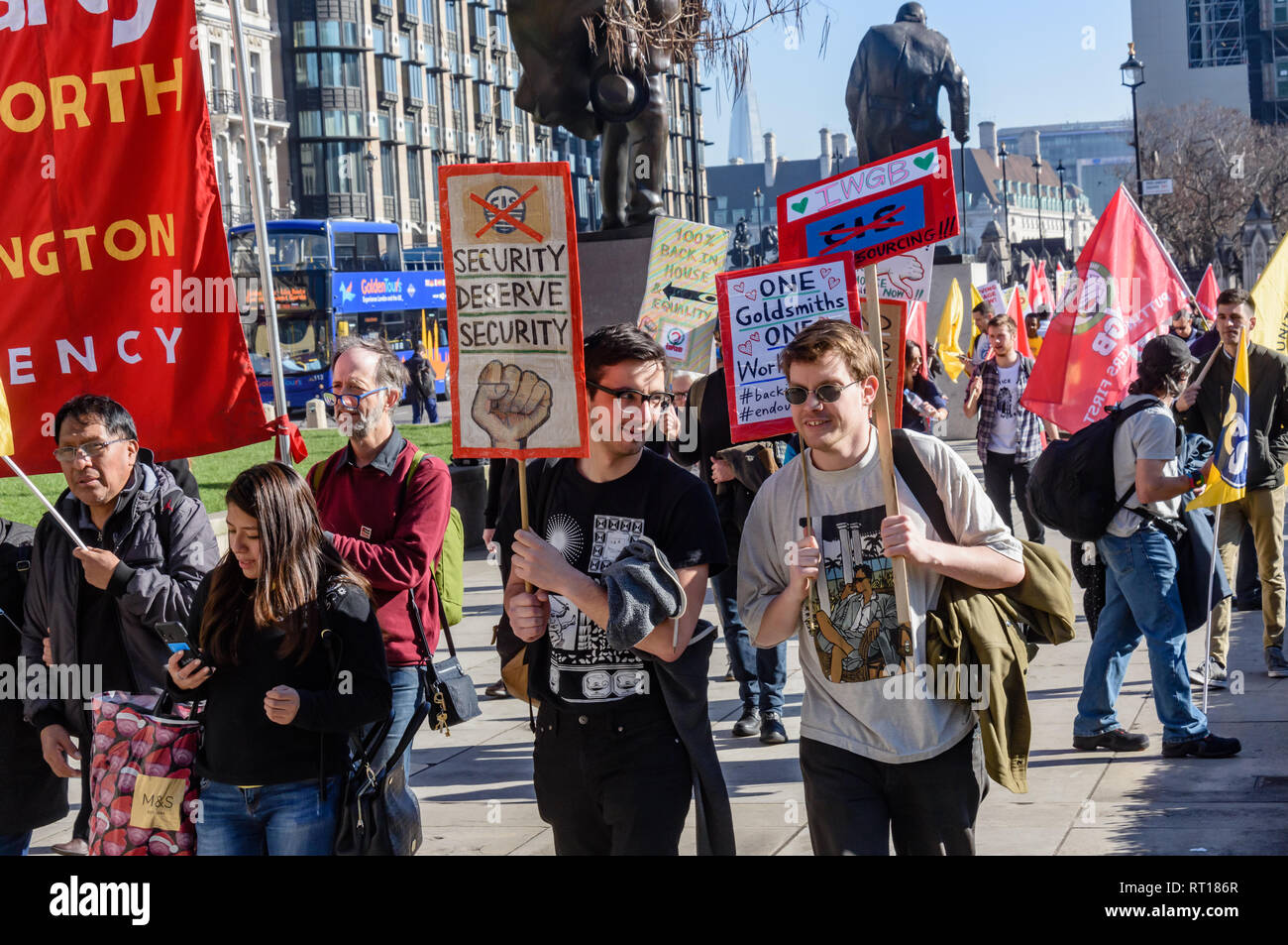 London, Großbritannien. 26. Februar 2019. Ausgelagerte Arbeitnehmer März weg von einer Kundgebung gegenüber dem Parlament. Arbeitnehmer, die vor allem Migranten, die für das Ministerium der Justiz, Abteilung für Wirtschaft, Energie und industrielle Strategie und der Universität von London Arbeiten wurden auf Streik in einer koordinierten Aktion der UVW, IWGB, und die BEIS PCS Zweig fordert ein Ende zu Outsourcing und die Unsicherheit, die Diskriminierung und die niedrige Bezahlung es verursacht. Credit: Peter Marschall/Alamy leben Nachrichten Stockfoto