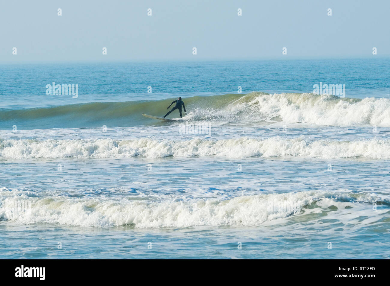 Aberystwyth Wales UK Mittwoch, den 27. Februar 2019. UK Wetter: Surfer und Kajakfahrer fangen die Wellen aus der Strand in Aberystwyth am Morgen, der die meisten der sensationell heiß und sonnig, 'Winter' Wetter, während es dauert. Das Wetter Prognose zu starten ab morgen zu verschlechtern, mit mehr typische windig und kühler Anfang März Foto erwartet: Keith Morris/Alamy leben Nachrichten Stockfoto