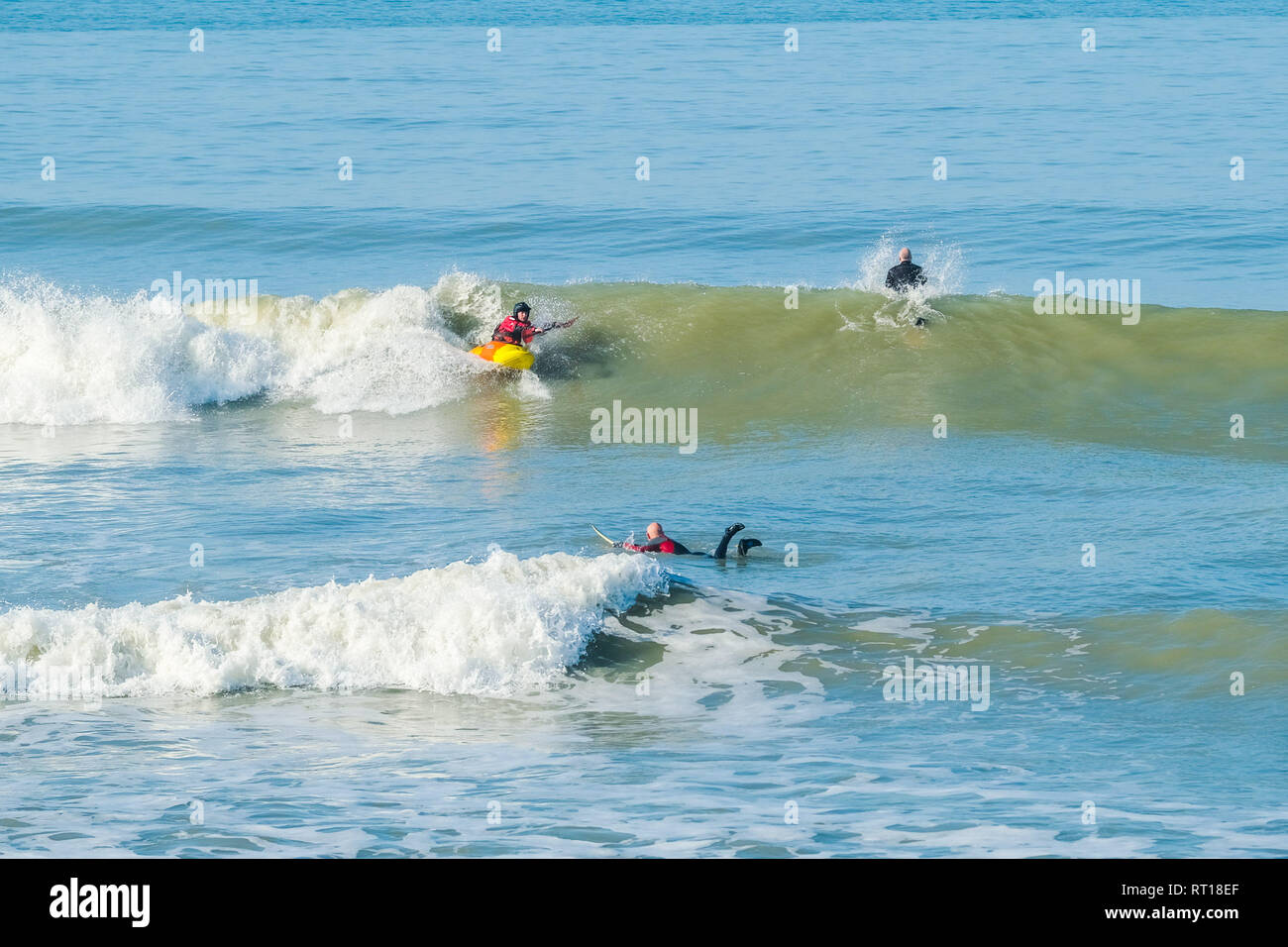 Aberystwyth Wales UK Mittwoch, den 27. Februar 2019. UK Wetter: Surfer und Kajakfahrer fangen die Wellen aus der Strand in Aberystwyth am Morgen, der die meisten der sensationell heiß und sonnig, 'Winter' Wetter, während es dauert. Das Wetter Prognose zu starten ab morgen zu verschlechtern, mit mehr typische windig und kühler Anfang März Foto erwartet: Keith Morris/Alamy leben Nachrichten Stockfoto
