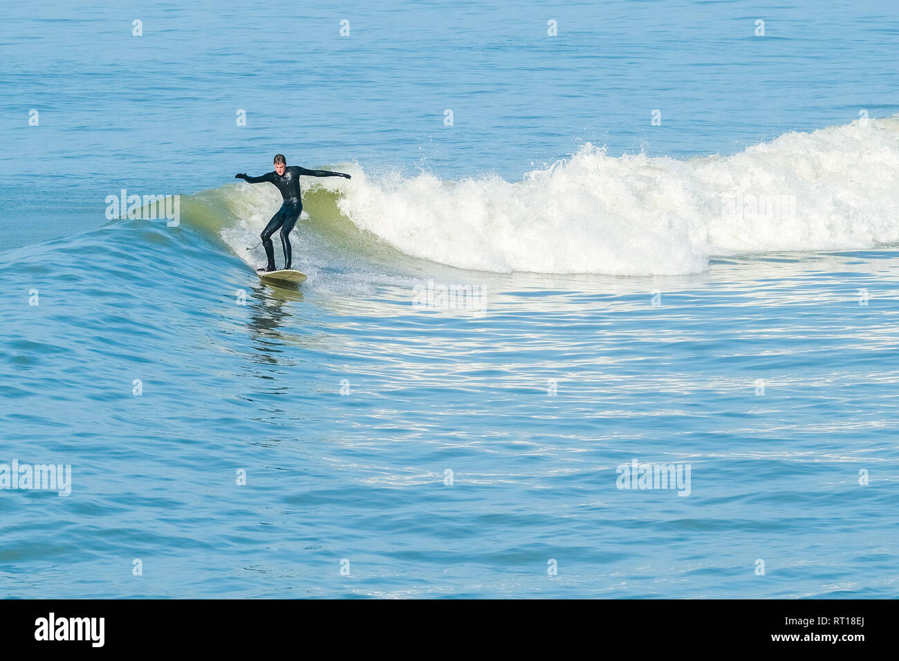 Aberystwyth Wales UK Mittwoch, den 27. Februar 2019. UK Wetter: Surfer und Kajakfahrer fangen die Wellen aus der Strand in Aberystwyth am Morgen, der die meisten der sensationell heiß und sonnig, 'Winter' Wetter, während es dauert. Das Wetter Prognose zu starten ab morgen zu verschlechtern, mit mehr typische windig und kühler Anfang März Foto erwartet: Keith Morris/Alamy leben Nachrichten Stockfoto