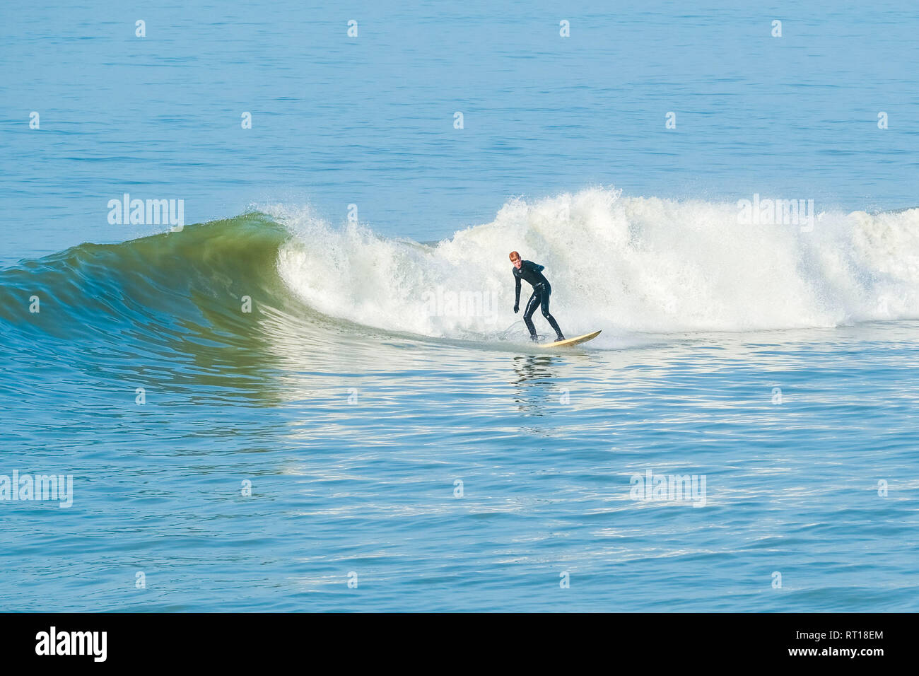 Aberystwyth Wales UK Mittwoch, den 27. Februar 2019. UK Wetter: Surfer und Kajakfahrer fangen die Wellen aus der Strand in Aberystwyth am Morgen, der die meisten der sensationell heiß und sonnig, 'Winter' Wetter, während es dauert. Das Wetter Prognose zu starten ab morgen zu verschlechtern, mit mehr typische windig und kühler Anfang März Foto erwartet: Keith Morris/Alamy leben Nachrichten Stockfoto