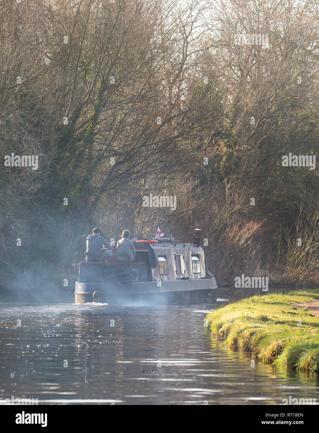 Kidderminster, Großbritannien. 27. Februar, 2019. UK Wetter: Sonnenschein in Thüringen, da die Temperaturen auf 15 Grad Celsius für den Tag. Keinen winter Mäntel oder Handschuhe sind erforderlich, nur Jumper, da diese beiden Reisenden das Beste aus, was Großbritannien anbieten können, an Bord ihrer Kanal Boot genießen, auf unserem inländischen auf dieser ungewöhnlich warmen Februar Tag Wasserstraßen. Kredit Lee Hudson/Alamy leben Nachrichten Stockfoto