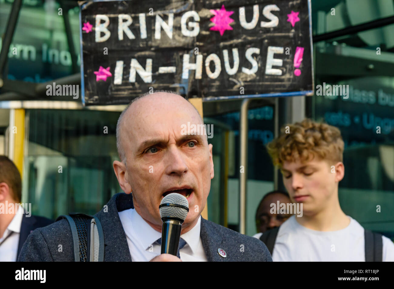 London, Großbritannien. 26. Februar 2019. Chris Williamson, MP für Derby North bringt Unterstützung von der Labour Party für ausgelagerte Arbeitnehmer, die vor allem Migranten, die an einem Tag der Aktion und koordinierten Streik von Mitgliedern der UVW, IWGB, und die BEIS PCS Zweig, die an das Ministerium der Justiz, Abteilung für Wirtschaft, Energie und industrielle Strategie und der Universität von London. Der Protest außerhalb der BEIS für die London als Lohn und forderte ein Ende der Auslagerung und der Unsicherheit, der Diskriminierung und der niedrigen Lohn Outsourcing verursacht. Credit: Peter Marschall/Alamy leben Nachrichten Stockfoto