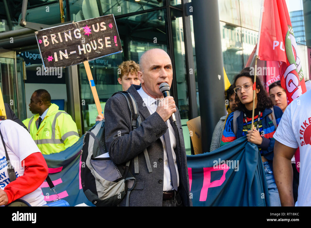 London, Großbritannien. 26. Februar 2019. Chris Williamson, MP für Derby North bringt Unterstützung von der Labour Party für ausgelagerte Arbeitnehmer, die vor allem Migranten, die an einem Tag der Aktion und koordinierten Streik von Mitgliedern der UVW, IWGB, und die BEIS PCS Zweig, die an das Ministerium der Justiz, Abteilung für Wirtschaft, Energie und industrielle Strategie und der Universität von London. Der Protest außerhalb der BEIS für die London als Lohn und forderte ein Ende der Auslagerung und der Unsicherheit, der Diskriminierung und der niedrigen Lohn Outsourcing verursacht. Credit: Peter Marschall/Alamy leben Nachrichten Stockfoto