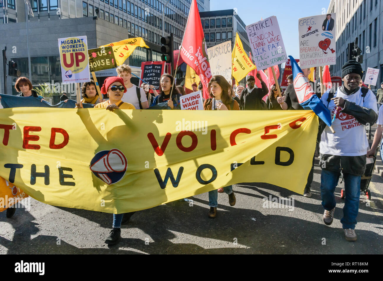 London, Großbritannien. 26. Februar 2019. Ausgelagerte Arbeitnehmer, die vor allem Migranten, die an einem Tag der Aktion und koordinierten Streik von Mitgliedern der UVW, IWGB, und die BEIS PCS Zweig, die an das Ministerium der Justiz, Abteilung für Wirtschaft, Energie und industrielle Strategie und der Universität von London März arbeiten nach ihren Protest außerhalb der BEIS fordert ein Ende zu Outsourcing und die Unsicherheit, die Diskriminierung und die niedrige Bezahlung es verursacht. Credit: Peter Marschall/Alamy leben Nachrichten Stockfoto