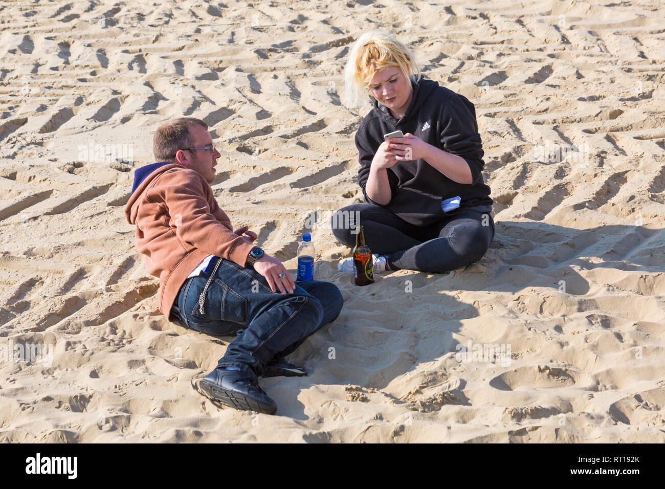 Bournemouth, Dorset, Großbritannien. 27 Feb, 2019. UK Wetter: warmes Wetter fährt mit einem anderen schönen warmen sonnigen Tag in Bournemouth wie Besucher die Sonne am Meer genießen. Bournemouth strand ist der beste Strand in Großbritannien gewählt. Entspannen Sie bei einem Drink am Strand. Credit: Carolyn Jenkins/Alamy leben Nachrichten Stockfoto