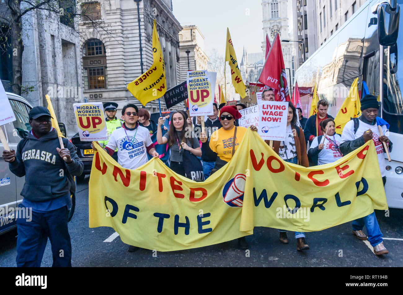 London, Großbritannien. 26. Februar 2019. Ausgelagerte Arbeitnehmer, die vor allem Migranten, die an einem Tag der Aktion und koordinierten Streik von Mitgliedern der UVW, IWGB, und die BEIS PCS Zweig, die an das Ministerium der Justiz, Abteilung für Wirtschaft, Energie und industrielle Strategie und der Universität von London Protest außerhalb der Justiz Ministerium fordert die Londoner existenzsichernde Löhne und ein Ende der Auslagerung und die Unsicherheit, die Diskriminierung und die niedrige Bezahlung es verursacht. Die Veranstaltung fand am Tag der Ein hohes Gericht Herausforderung die gesetzlichen Rechte der 3,3 Millionen ausgelagerte Arbeitnehmer zu erweitern. Peter Marshall / alamy Leben Nachrichten Stockfoto