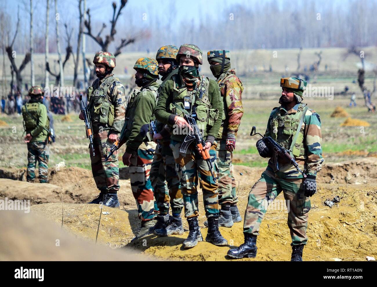 Indische Armee Soldaten stand Guard in der Nähe der Trümmer einer Indischen militärische Flugzeuge, die in Budgam, 20 km von Srinagar, Kashmir abgestürzt. Eine indische Luftwaffe stürzte am Mittwoch in Budgam Bezirk von Kaschmir, die Tötung von sieben Personen, darunter sechs indische Luftwaffe Personal und ein Zivilist. Das Flugzeug aus technischen Gründen abgestürzt, sagten Beamte. Stockfoto