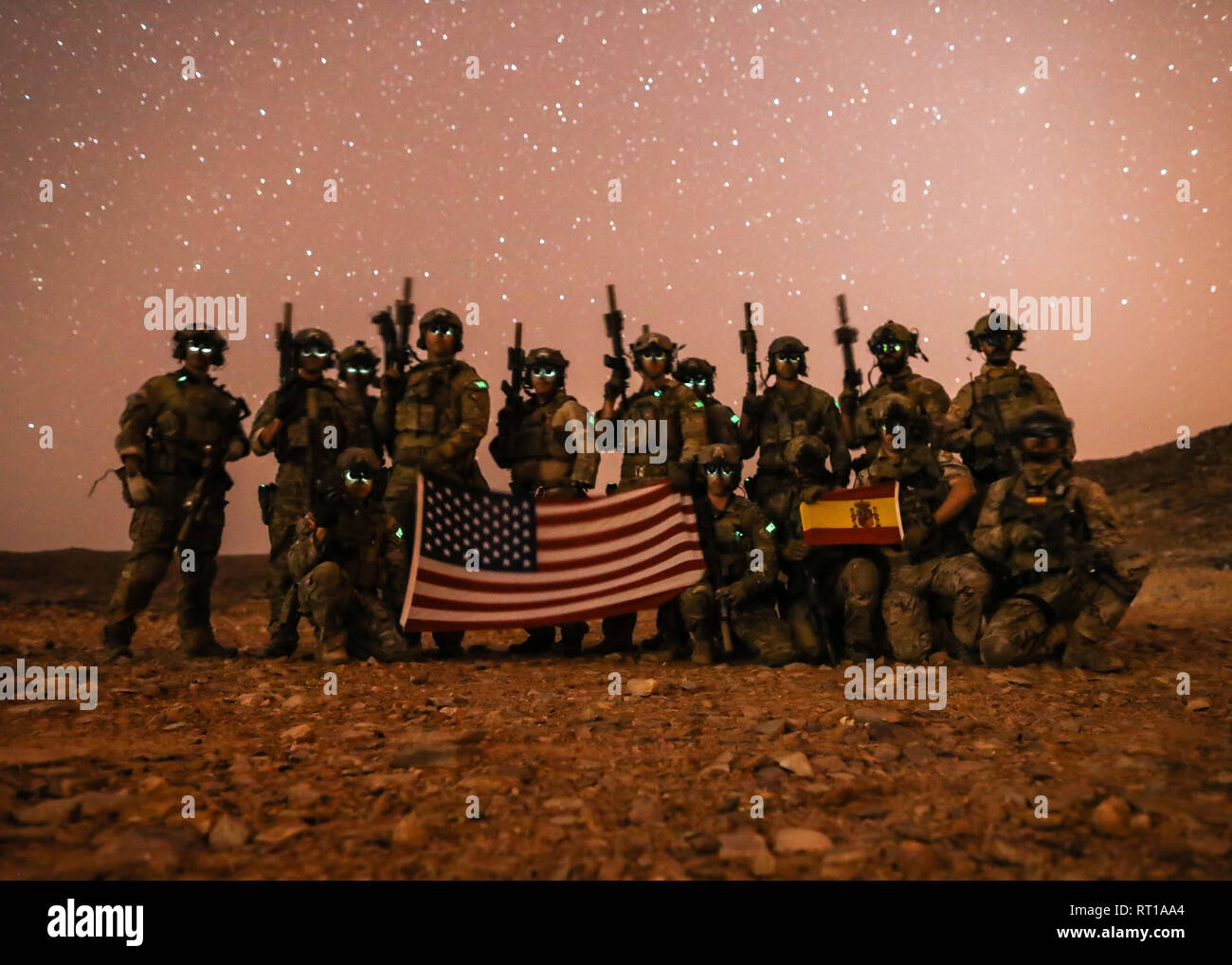 Atar, Mauretanien. 26 Feb, 2019. Us-amerikanische und spanische Special Forces Kommandos nehmen eine Gruppe Foto bei Nacht tragen Nachtsichtgeräte während der Übung Flintlock 2019 Februar 26, 2019 in Atar, Mauretanien. Flintlock ist eine multi-nationale Übung bestehend aus 32 afrikanischen und westlichen Nationen an mehreren Standorten in Burkina Faso und Mauretanien. Credit: Planetpix/Alamy leben Nachrichten Stockfoto