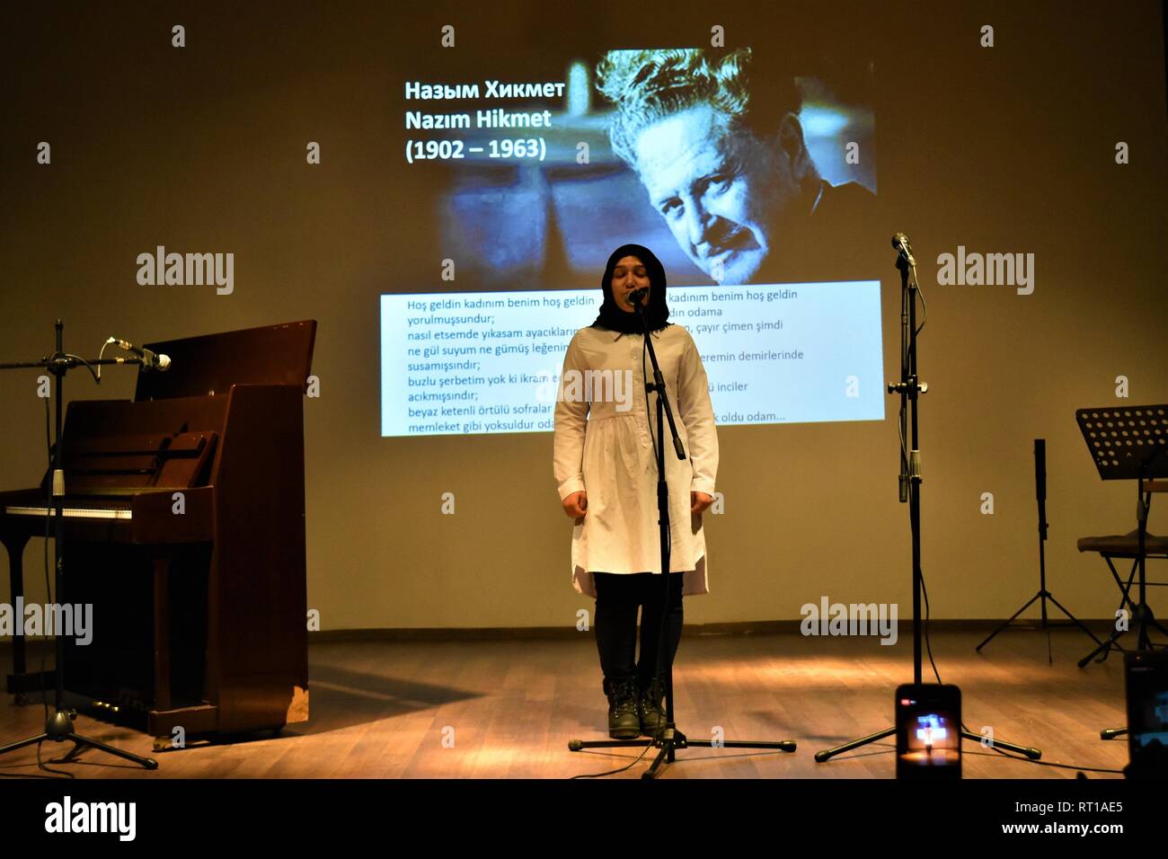 Ankara, Türkei. 23 Feb, 2019. Eine Frau liest ein Gedicht von Türkischen dichter Nazim Hikmet lief auf der Bühne während eines Poesie. Credit: Altan Gochre | Verwendung weltweit/dpa/Alamy leben Nachrichten Stockfoto