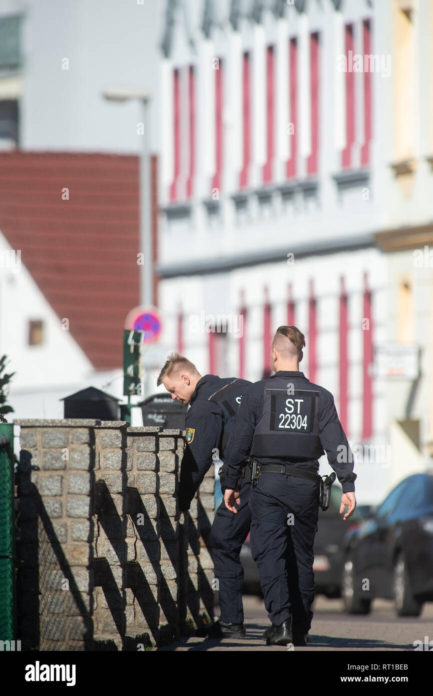 Magdeburg Deutschland 27 Feb 2019 Polizisten Gehen Von Haus In