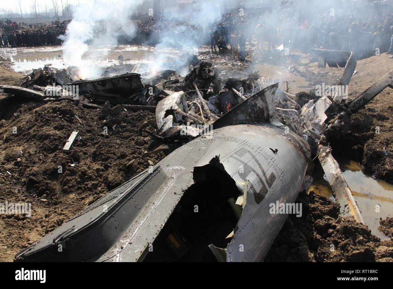 Budgam, Kaschmir. 27. Feb 2019. Die Fragmente der Kashmirn militärische Flugzeuge, die in der zentralen Kaschmir Budgam am Februar 27, 2019 abgestürzt. Sechs Personal an Bord und einen Zivilisten wurden getötet, als die militärische Flugzeuge in einem offenen Feld in der Nähe von Garend Kalaan Dorf Budgam Bezirk von Jammu und Kaschmir inmitten Grenze Spannungen mit Pakistan abgestürzt. (Bild: © faisal KhanZUMA Draht) Credit: ZUMA Press, Inc./Alamy leben Nachrichten Stockfoto