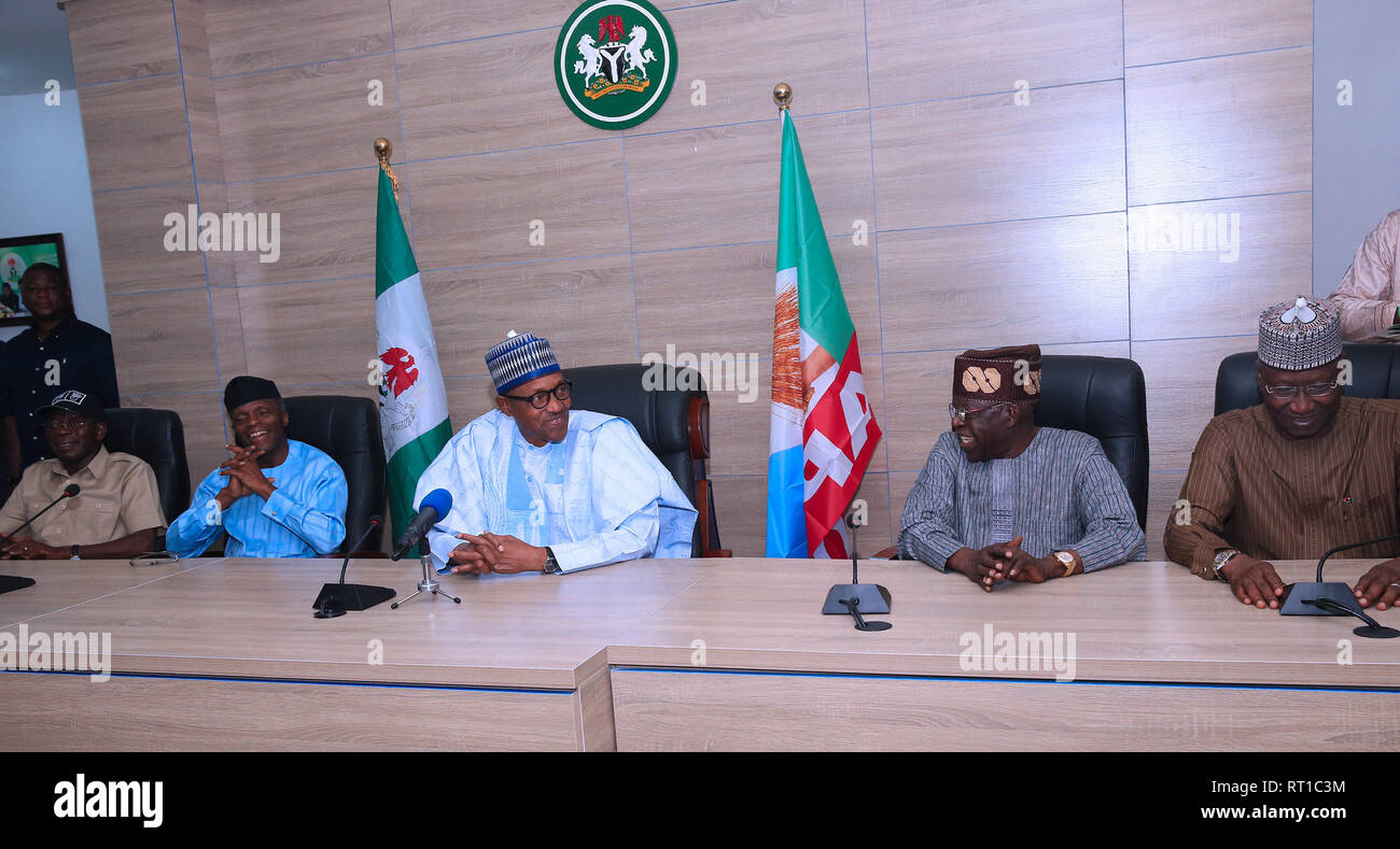 Abuja, Nigeria. 27 Feb, 2019. Der nigerianische Präsident Muhammadu Buhari (C) kommt im Büro der Alle Progressiven Kongress sein Sieg bei der Präsidentschaftswahl in Abuja, Nigeria zu Feiern, am 13.02.27., 2019. Die Nigerianische Wahlkommission frühen Mittwoch morgen erklärte der amtierende Präsident Muhammadu Buhari Gewinner der Präsidentschaftswahlen des Landes am vergangenen Samstag. Credit: olatunji Obasa/Xinhua/Alamy leben Nachrichten Stockfoto