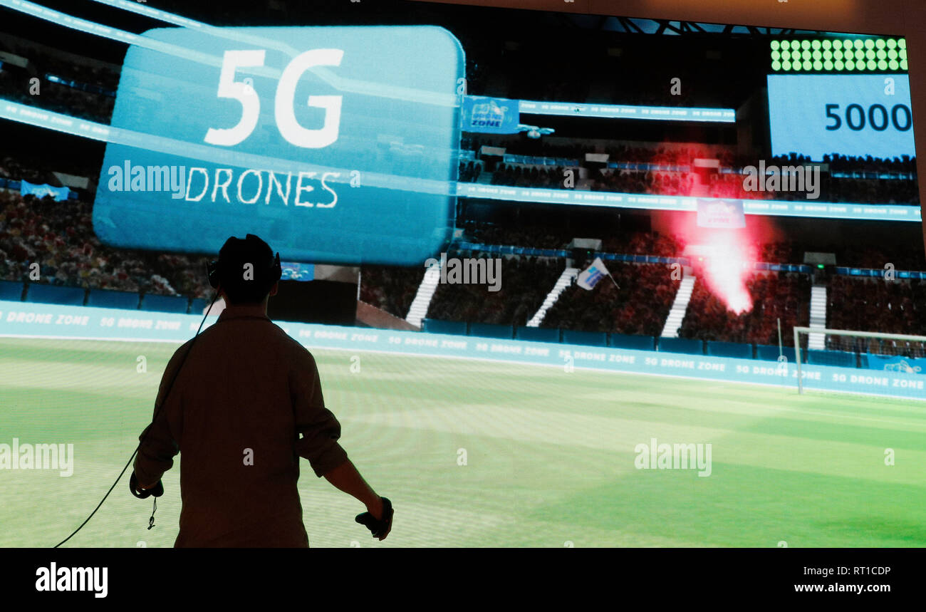 Barcelona, Spanien. 27 Feb, 2019. Auf dem Mobile World Congress, ein Besucher der Dell Technologien stand prüft eine Simulation mit einem VR-Headset. Credit: Clara Margais/dpa/Alamy leben Nachrichten Stockfoto