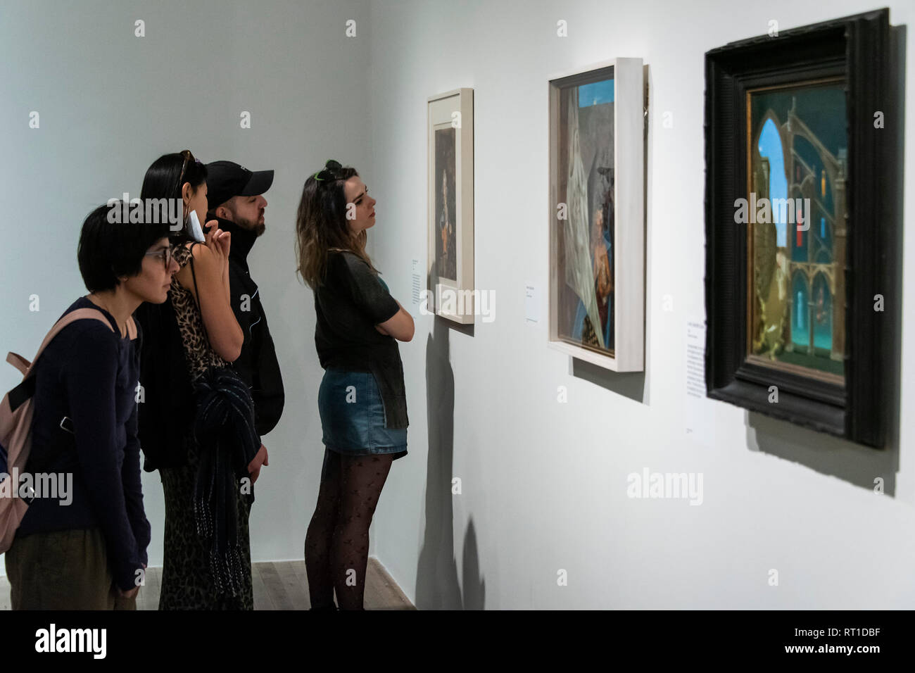 London, Großbritannien. 27 Feb, 2019. Der erste Tag des neuen Tate Modern Ausstellung der Arbeiten von Dorothea Tanning. Die erste große Ausstellung von Arbeiten der Künstler für 25 Jahre und zum ersten Mal über ihre sieben - Dekade Karriere. Die rund 100 Werke aus der ganzen Welt, ein Drittel davon nie in Großbritannien gezeigt worden sind; die Ausstellung erforscht, wie Sie die Sprache des Surrealismus erweitert. Von ihren frühen rätselhaften Gemälden, ihr Ballett Designs, unheimlichen gefüllte textile Skulpturen, Installationen und großen späten Werken. Credit: Guy Bell/Alamy leben Nachrichten Stockfoto