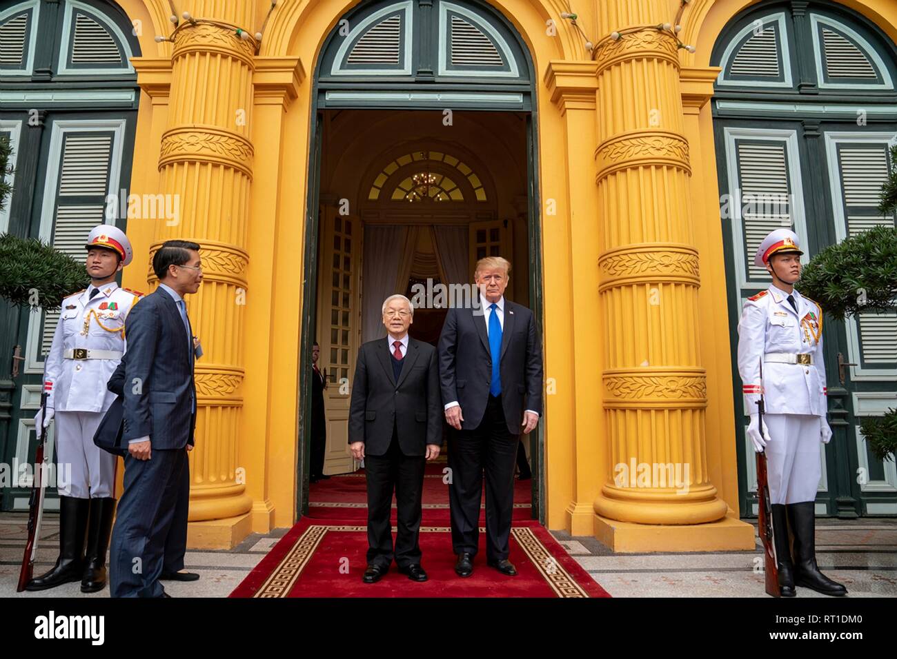 Hanoi, Vietnam. 27 Feb, 2019. Vietnamesischen Präsidenten Nguyen Phu Trong begrüßt US-Präsident Donald Trump bei Ankunft im Präsidentenpalast Februar 27, 2019 in Hanoi, Vietnam. Credit: Planetpix/Alamy leben Nachrichten Stockfoto