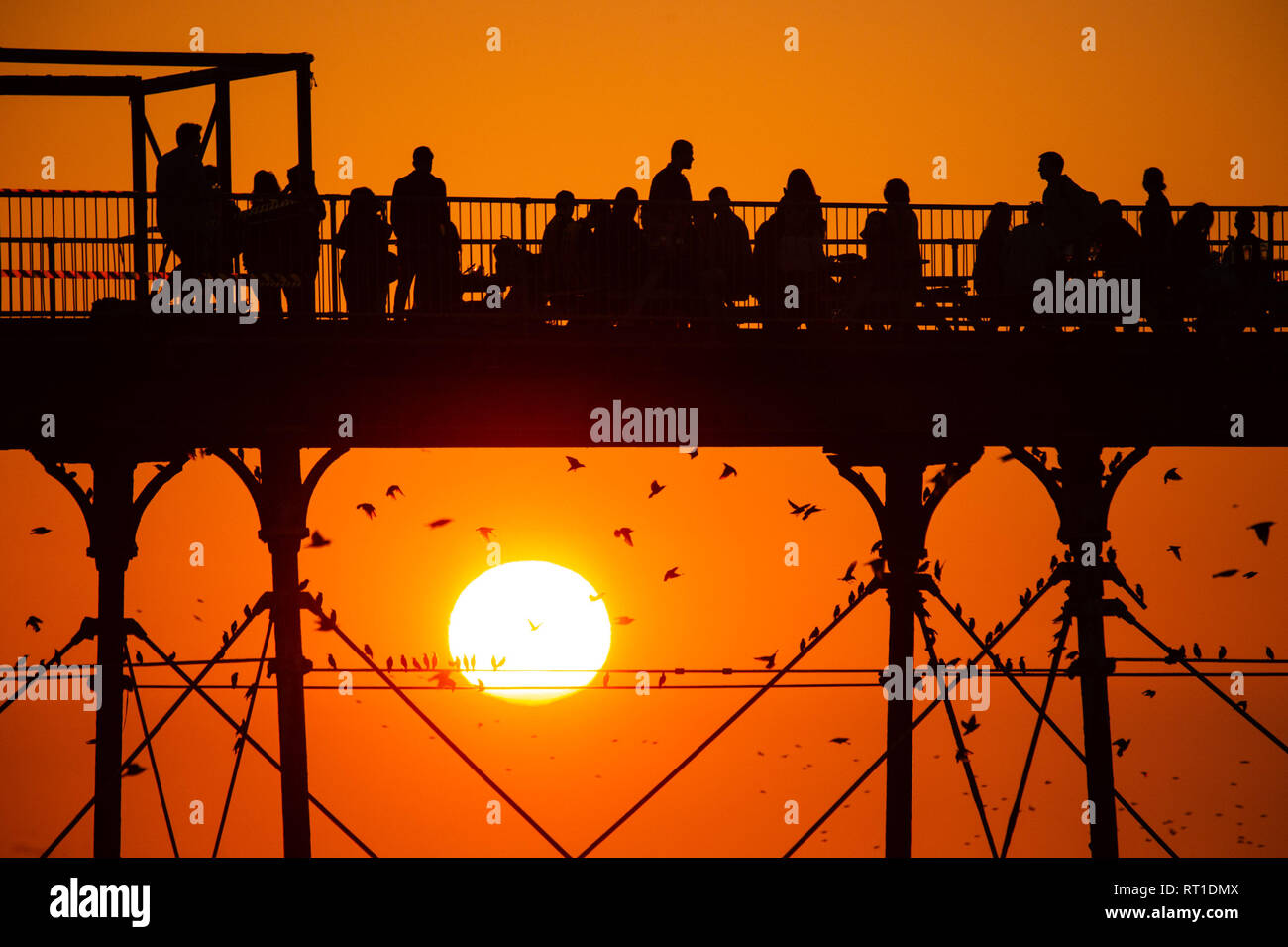 Aberystwyth Wales UK Mittwoch, den 27. Februar 2019. UK Wetter: Menschen am Meer Aberystwyth, wie die Sonne, die die meisten der sensationell heiß und sonnig, 'Winter' Wetter, während es dauert. Das Wetter Prognose zu starten ab morgen zu verschlechtern, mit mehr typische windig und kühler Anfang März Foto Keith Morris/Alamy Live Nachrichten erwartet Stockfoto